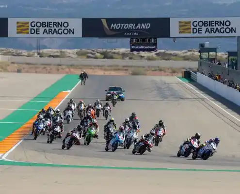 Carrera de motos en el circuito Motorland de Aragón, con pilotos en plena competición