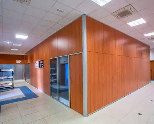 Oficina con divisores y puerta de vidrio.