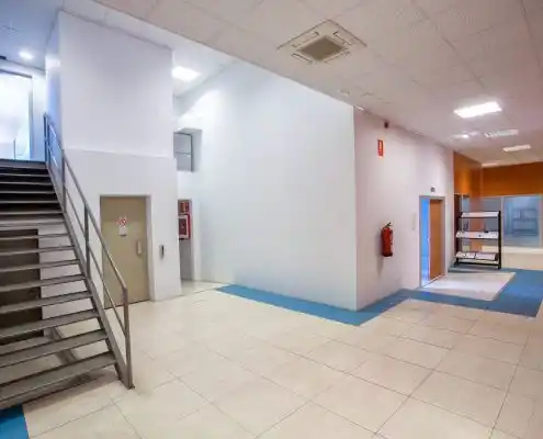 Escalera interior y zona de oficinas del centro de emprendedores de Calatayud.