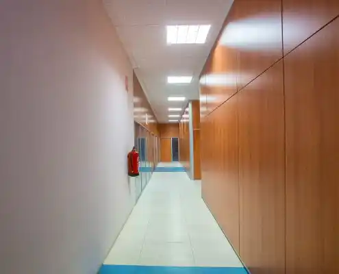 Pasillo con paneles de madera y decoración del centro de emprendedores de Calatayud.