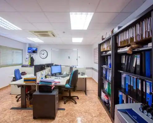 Oficina en el centro de emprendedores de Calatayud con escritorios y estanterías llenas de carpetas.