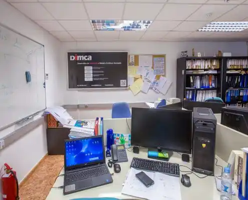 Escritorio con computadora y documentos en Calatayud.