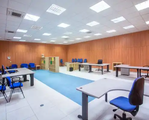 Oficina del centro de emprendedores Calatayud con mesas y sillas organizadas