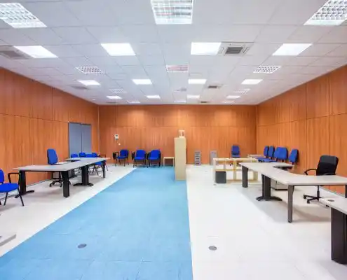 Espacio de trabajo vacío con mesas y sillas azules en el centro de Calatayud