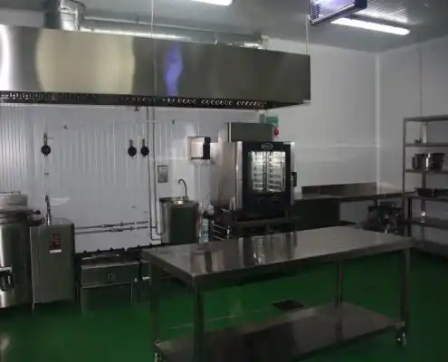 Obrador en el Centro Vivero de Jaca, con mesas de trabajo y utensilios de cocina, todos hechos de acero inoxidable