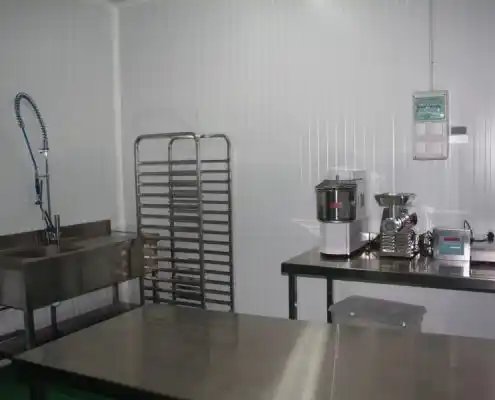 Oficina en el Centro Vivero de Jaca, equipada con mesas, herramientas y artefactos de trabajo, todos fabricados en acero inoxidable.