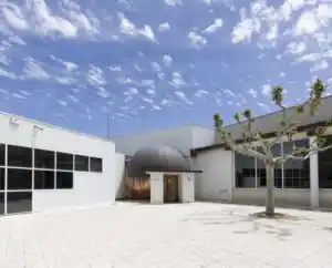 Patio exterior del CEEI Teruel con una estructura esférica como entrada.