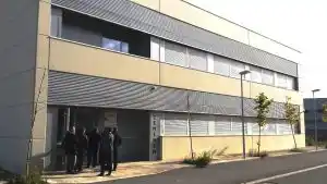 Fachada moderna del CEMINEM Zaragoza, con un diseño innovador y accesible.