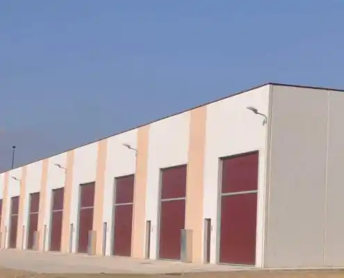 Vista lateral de la nave industrial en el Centro Sofejea, mostrando múltiples puertas de acceso