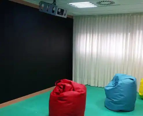 Sala creativa con sillas de colores brillantes en el CEMINEM Zaragoza.