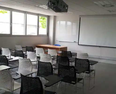 Sala de formación con pantallas y mesas en el CEMINEM Zaragoza.
