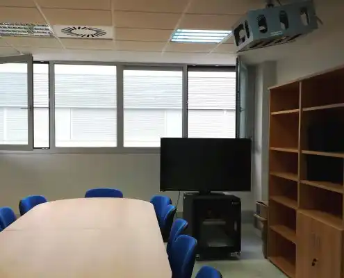 Salas de reuniones con mesas grandes y sillas en el CEMINEM Zaragoza