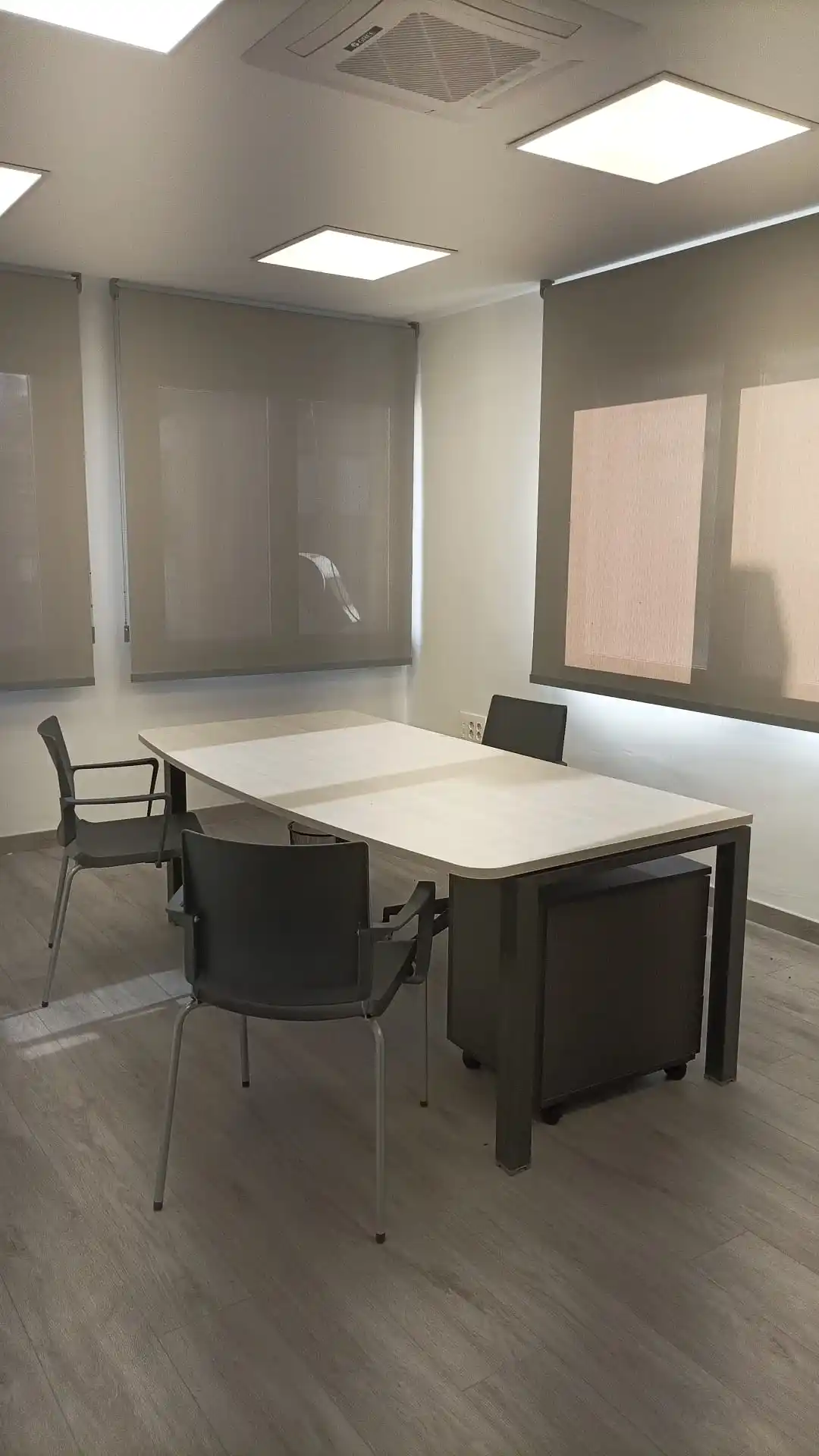 Oficina del Centro Tauste con mesas, sillas y ventanas.