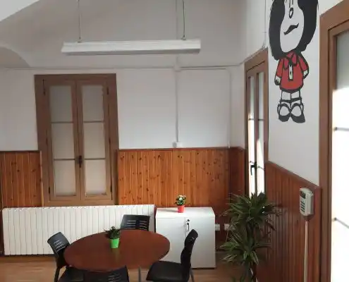 Zona de recepción en el Centro Sabiñánigo, con muebles modernos y área de espera