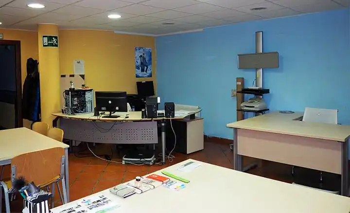 Oficina del Centro Emprendedores Canfranc, con escritorios y equipos de oficina.