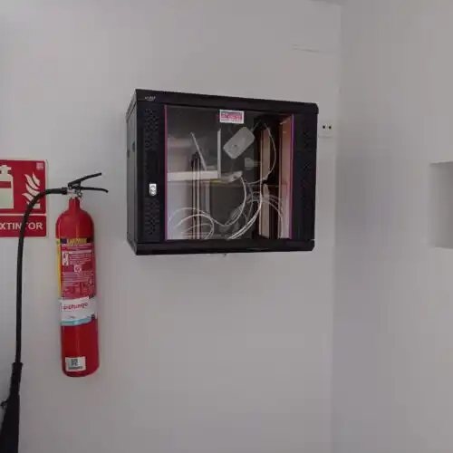 Extintor y caja con cables en el coworking de Moyuela