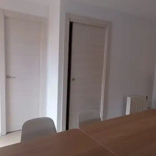 Puertas y ventana en el coworking de Moyuela