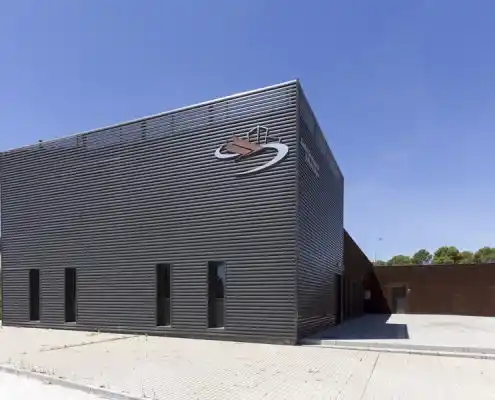Fachada del Centro Barbastro con diseño moderno y logo visible en el edificio.