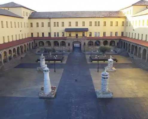 Vista del patio central del Centro Sabiñánigo, con un diseño arquitectónico clásico y espacio amplio.