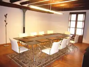Sala de reuniones en la Fundación Campo de Daroca, con una mesa grande, sillas modernas y una iluminación cálida.