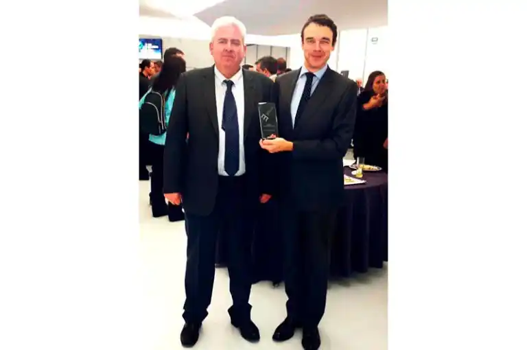 Foto del equipo de BioCurve con un trofeo de reconocimiento por su liderazgo en eficiencia energética.